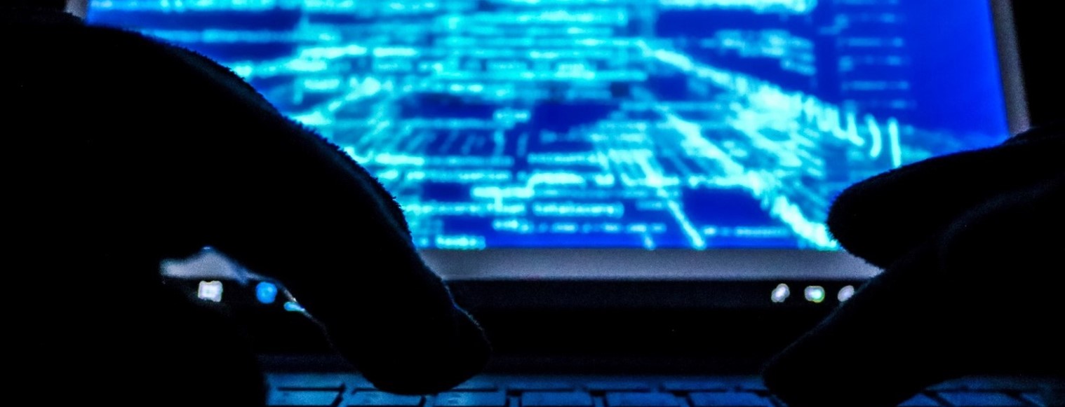 Attacchi informatici, due hacker che tentano di entrare in un sistema informatico